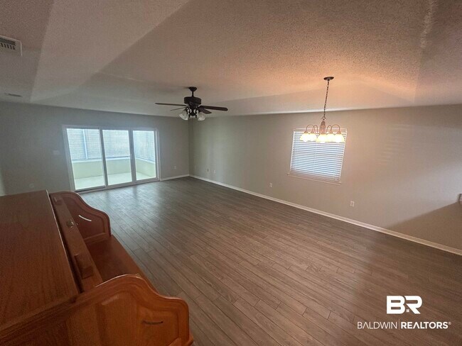 Building Photo - 9474 Villas Dr