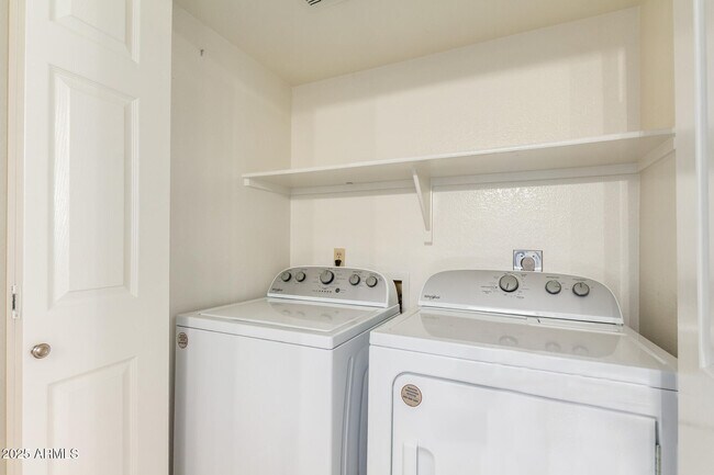 Building Photo - 2901 E Woodland Dr