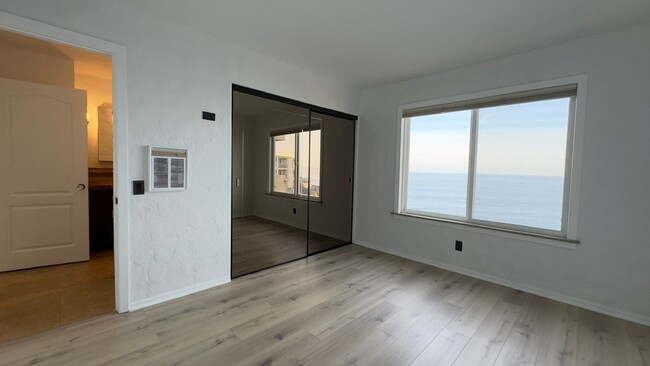 Building Photo - LUXURY OCEAN FRONT 3 BEDROOM