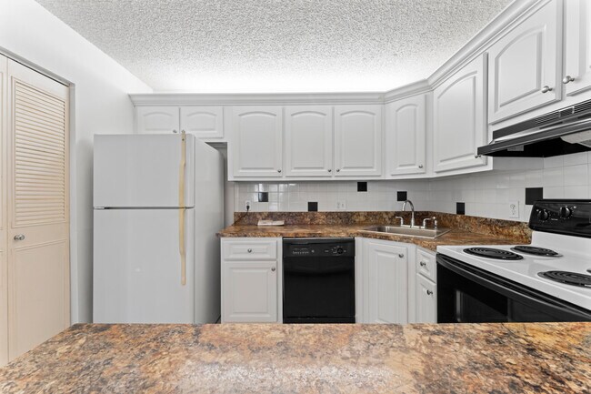 Building Photo - 142 Lake Pine Cir