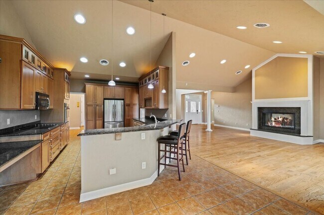 Building Photo - Bright and Spacious Home on Cascades Rd