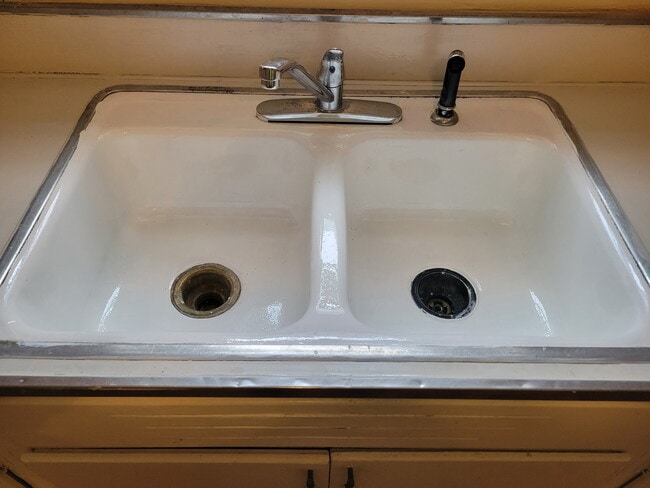 Kitchen sink - 3602 Wheeler Ave