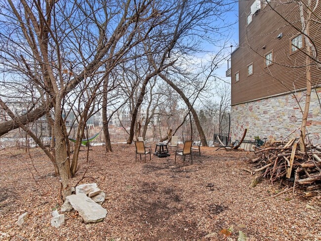 Building Photo - Updated 3 Bed / 1 Bath Duplex — Lower East...