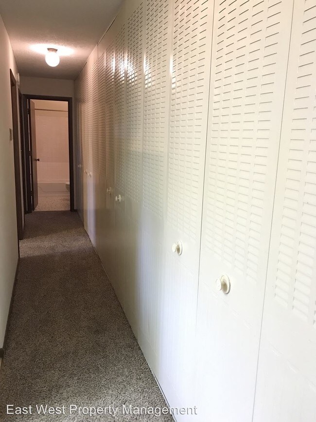 Building Photo - 1301 E 4th St