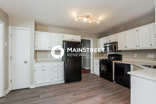Building Photo - 4 Bedroom Pet-Friendly Home in Charlotte, NC with Main Street Renewal