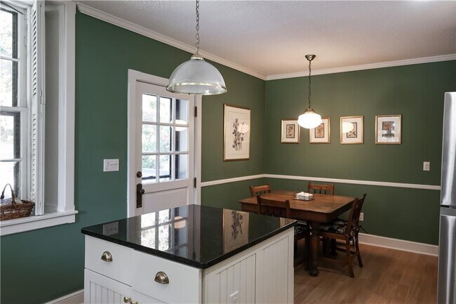 Building Photo - 6 Howe Ave