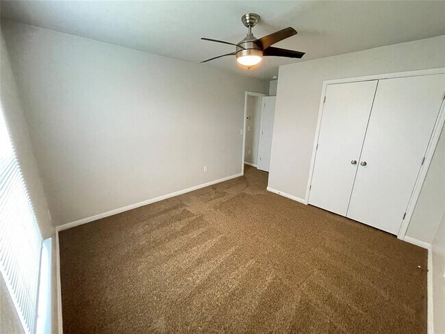 Building Photo - 221 Sambar Dr