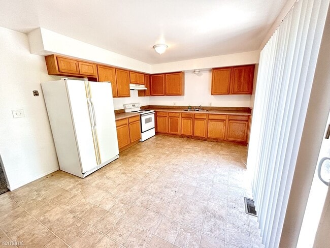 Building Photo - 3 br, 1.5 bath House - 23222 Marmon Ave 23...