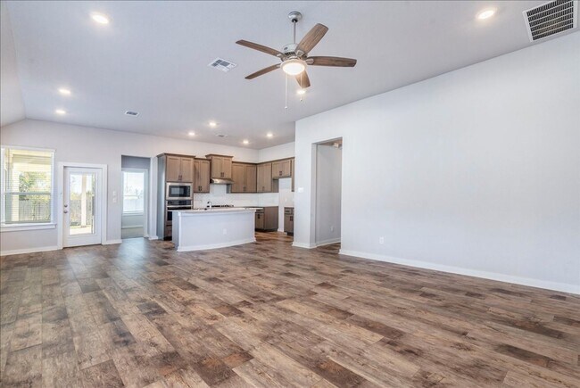 Building Photo - Amazing home ready to move in!