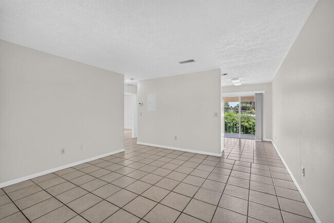 Building Photo - 708 SW Gardens Blvd