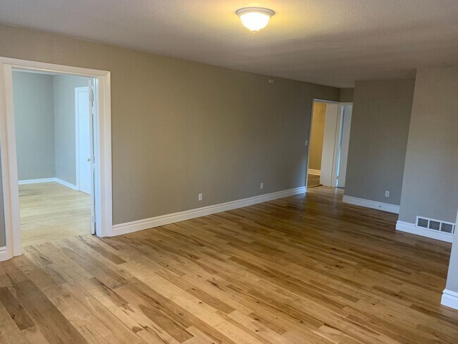 Building Photo - Stunning 4 Bed / 2 Bath Home in the Heart ...