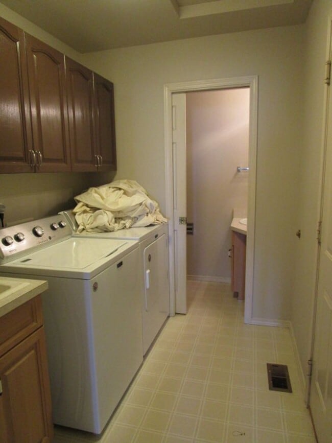 Building Photo - 127 S 18th St