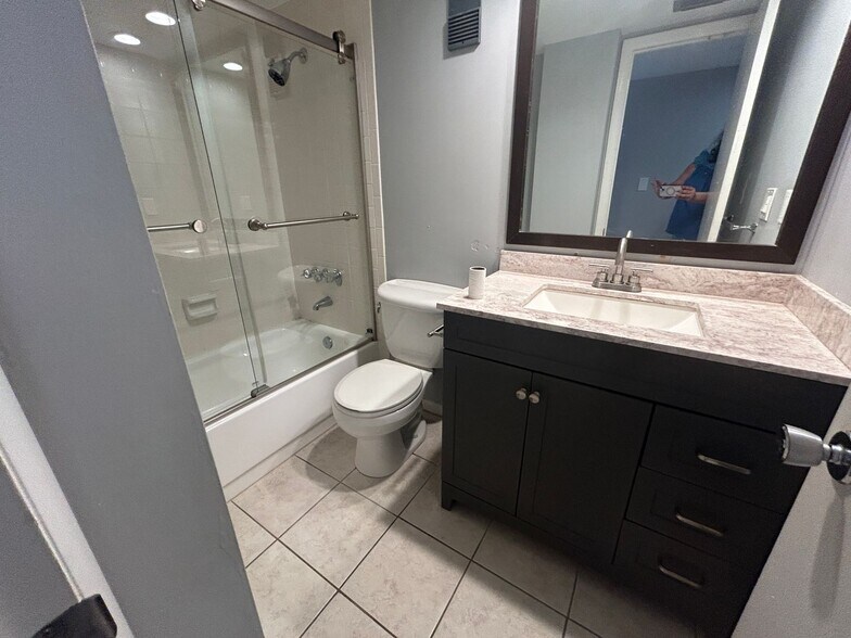 Building Photo - Stunning 2/2 condo