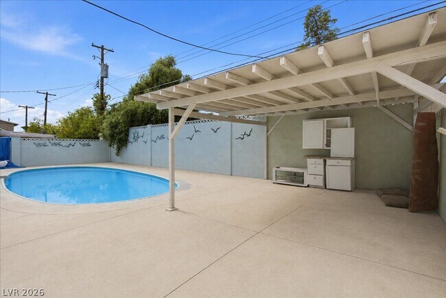 Building Photo - 4013 Esmeralda Ave