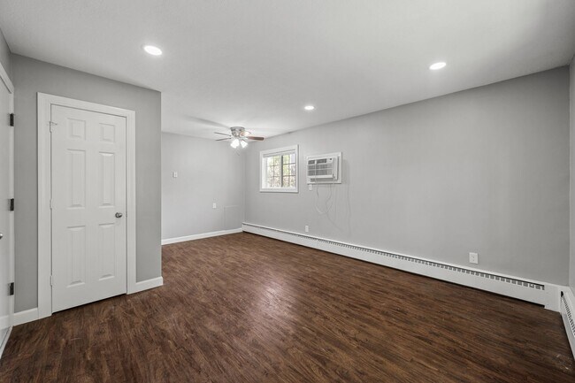 Building Photo - Spacious 1BR/1Bath apartment Available Ear...
