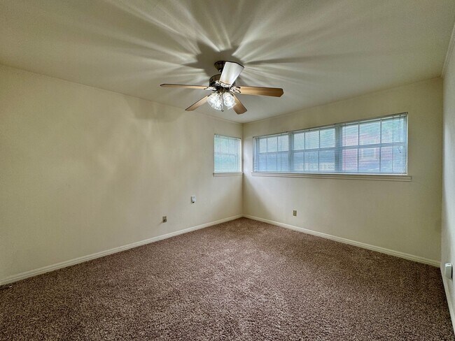 Building Photo - Apartment *Downstairs*