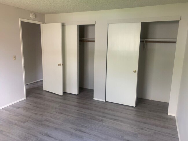 Building Photo - Conveniently Located Single Level