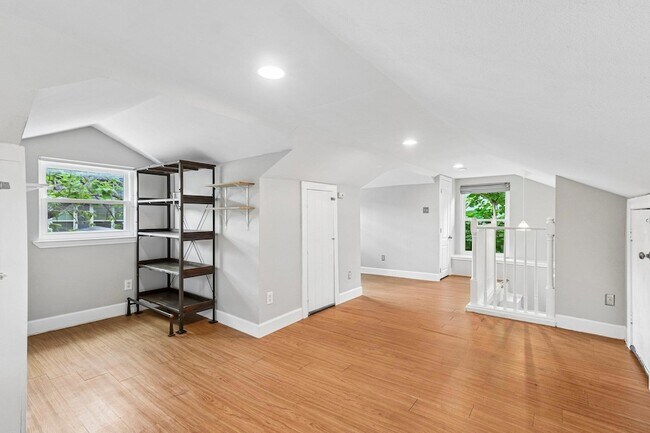 Building Photo - 4315 Bellvue Ave