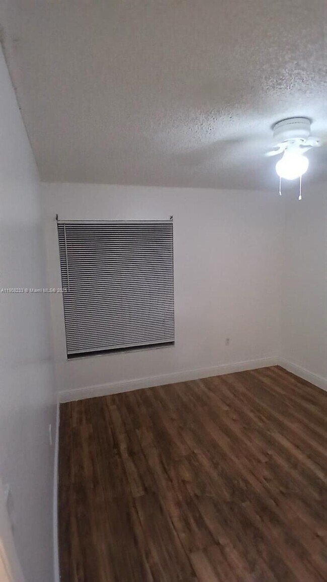 Building Photo - 1562 Lake Crystal Dr