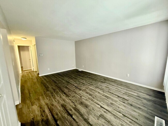 Building Photo - 2081-2083 Shangrai La Dr SE