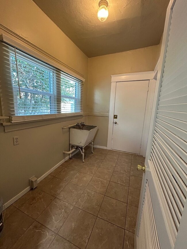 Building Photo - Newly Remodeled 2 Bed/1 Bath Home!