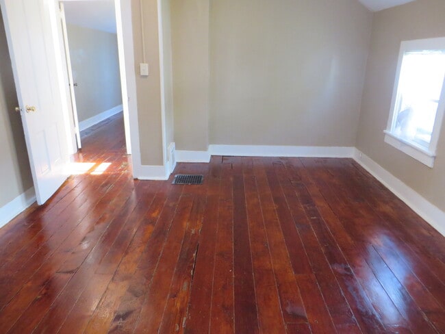 Building Photo - Two Bedroom Home with a bonus room/3rd bedroom in Historic District (Williams-Woodland Historic P...