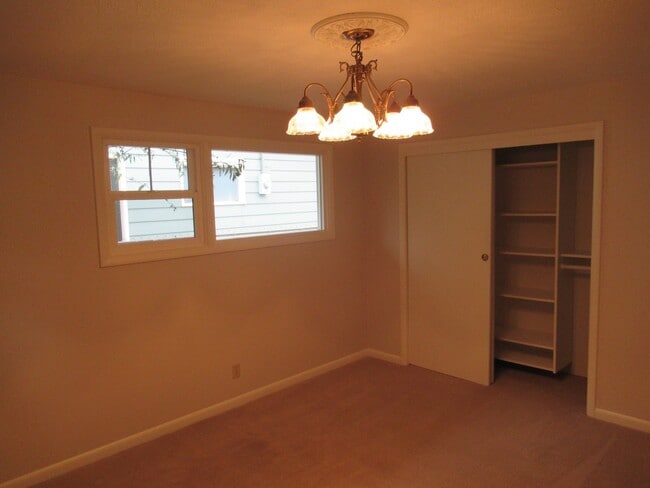 Building Photo - Four Bedroom Home in the Hills of South Salem