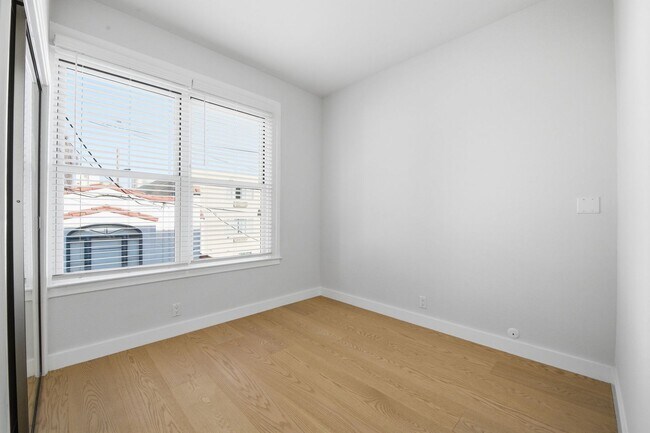 Building Photo - 381 Ivy St