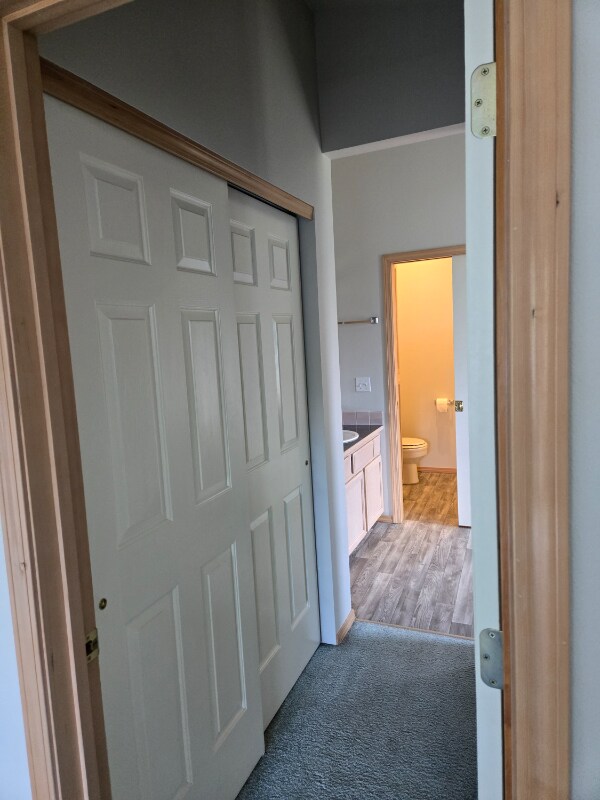 Building Photo - 404 S Chinook Cir