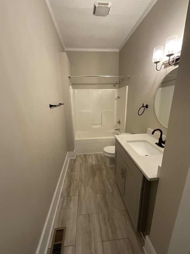 Building Photo - 603 Poplar Ave