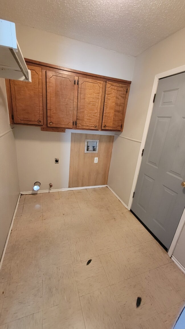 Building Photo - 4909 Dahlia Dr