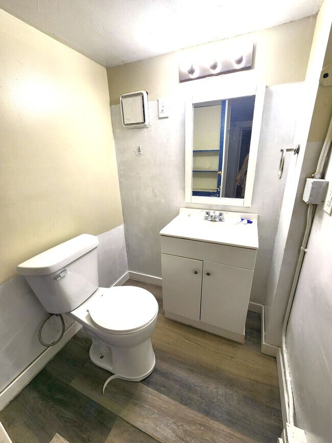 Building Photo - 653 S 69th St