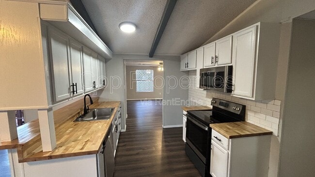 Building Photo - 537 Tamarack Dr