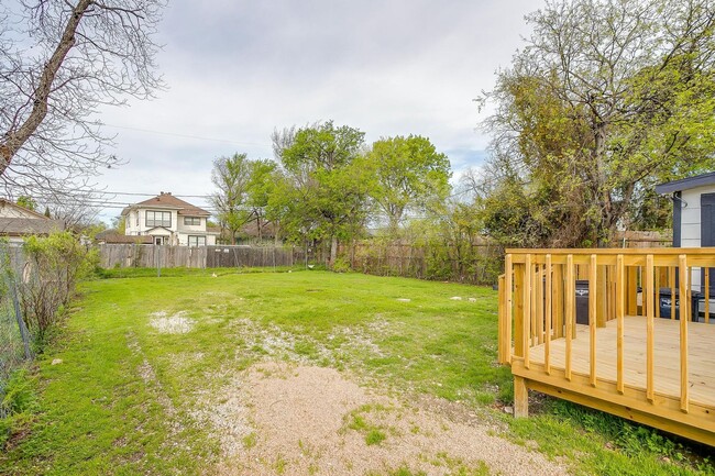 Building Photo - Beautifully Remodelled 1922 Home- Duplex- ...