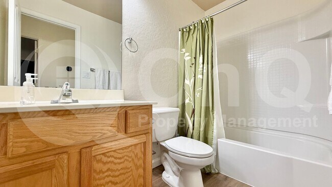 Building Photo - 417 E Cantebria Dr