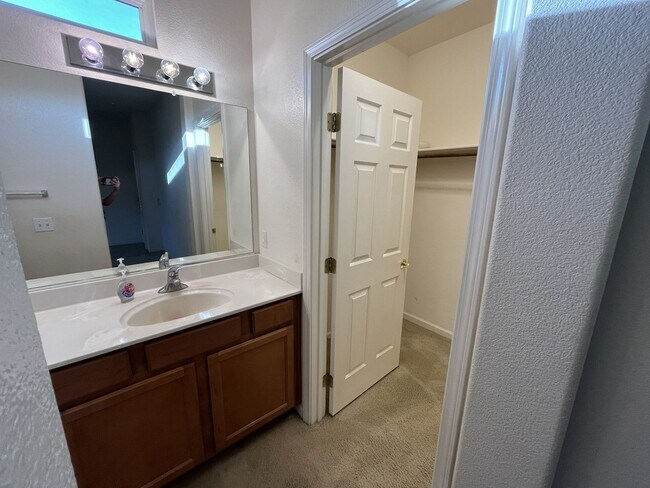 Building Photo - Residential 3 bed 2 bath in Elk grove