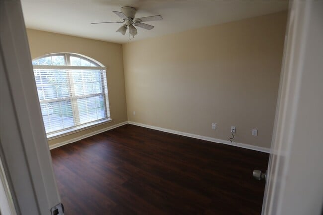 Building Photo - 3327 Summerwood Ln
