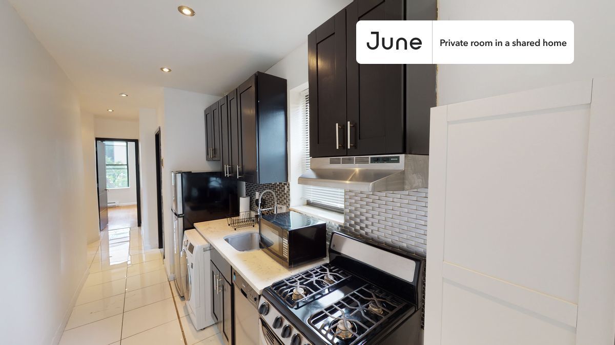Building Photo - Private bedroom in 3 bed/1 bath Home