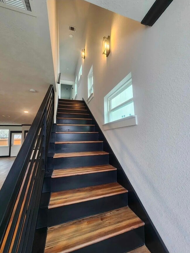 Building Photo - 1002 Natchez Ave