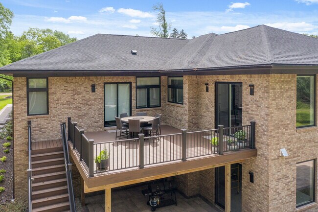 Building Photo - 2322 Cherrylawn Ave