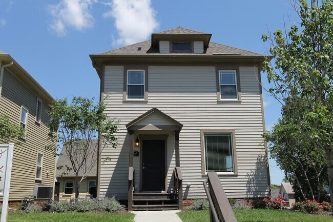 Building Photo - Large 3 bedroom 2.5 bath remodeled home! L...