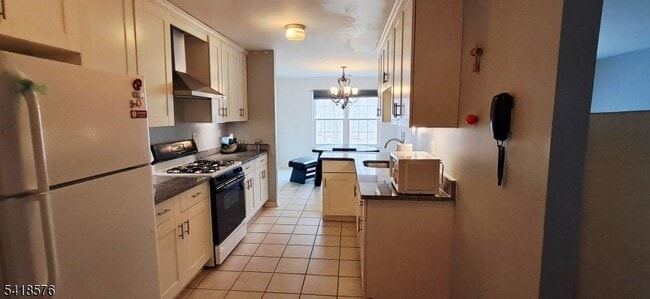 Building Photo - 15 Andover Cir