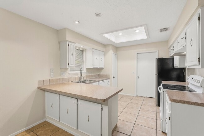 Building Photo - 423 Pickford Dr