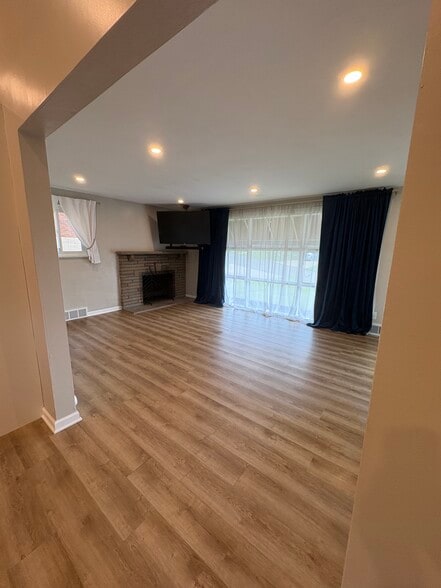 Building Photo - 1624 Sillview Dr