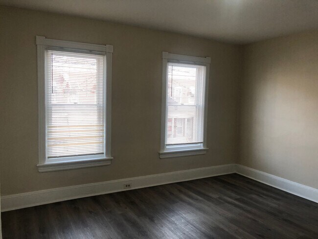 Building Photo - Fantastic 2 Bedroom/2 Bath Home! Recently Renovated Kitchen & Baths!