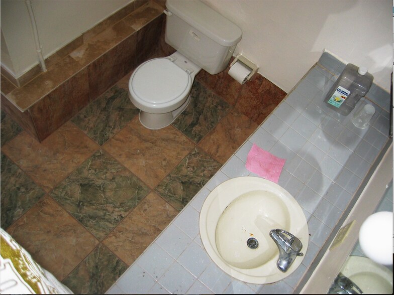 West bdrm bathroom - 4210 SW 51st St