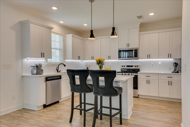 Building Photo - Beautiful Home in a Great Neighborhood