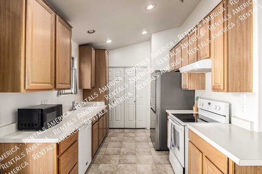 Building Photo - 7550 E Earll Dr