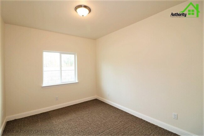Building Photo - 2530 Rainbow Ln