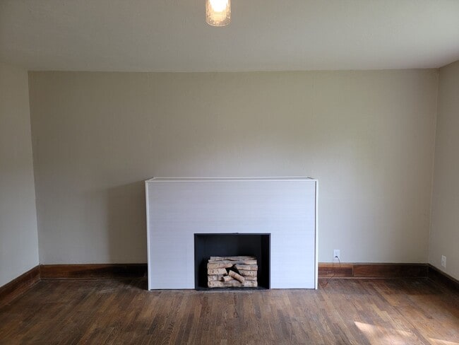 Building Photo - Updated 3-Bedroom, 1-Bathroom Home with Mo...